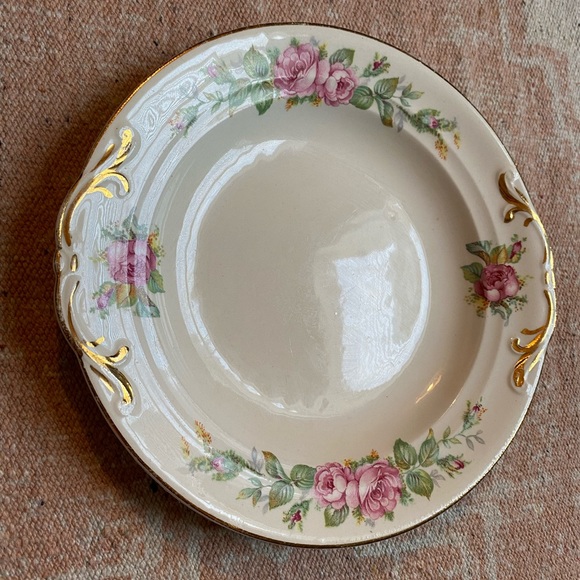 💝 Crown Potteries Co. Small 7-inch Vintage Plate with Rose Pattern - Picture 9 of 9